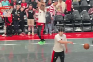 楊瀚森賽前熱身完，積極給主力們喂球~可惜今天沒什么上場(chǎng)機(jī)會(huì)！