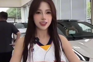 長(zhǎng)得有點(diǎn)好看??！一位汽車女銷售身穿庫里球衣，在直播間戴皇冠