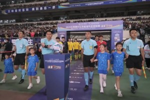 熠熠生輝！“蘇超”冠軍金杯率先亮相南京奧體迎接決戰(zhàn)時(shí)刻??