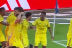 頭上帶了個(gè)啥??C羅點(diǎn)射絕殺，進(jìn)球后帶隊(duì)友跳舞慶祝