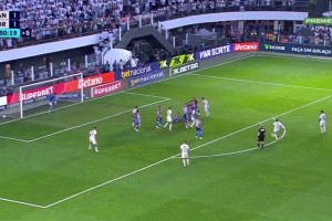 內馬爾用他那著名點球技術罰任意球，而這項技術被國際足聯禁止！