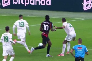 射門真是辣眼睛！巴特薩基傳中，福法納無(wú)人盯防射門踢偏