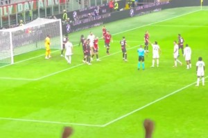 全場沸騰！現(xiàn)場球迷拍攝邁尼昂神勇?lián)涑龅习屠c球！