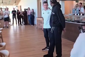 2008年，C羅在英超聯(lián)賽中以31個(gè)進(jìn)球奪得金靴獎(jiǎng)??