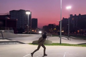 瑜伽褲身材盡顯啊??卓識(shí)看到球場(chǎng)也是沒(méi)忍住比劃了一下~