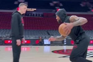 這狀態(tài)看起來很不錯(cuò)啊！利拉德已經(jīng)開始訓(xùn)練急停&后撤步三分~