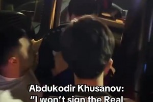 乖孩子?。〕鲇趯β堑淖鹬?，此前胡桑諾夫沒有在皇馬球衣上簽名