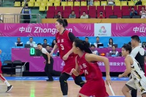 這比賽從跳球開(kāi)始就結(jié)束了！張子宇站著跳球，對(duì)手直接放棄??