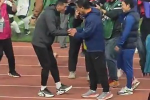 面對(duì)前輩！邵佳一躬身雙手和崔康熙握手