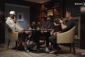 名場面：皮爾斯帶著自己狗在保羅的草坪上便便，然后趕緊逃跑！