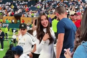 笑容真美！阿諾德漂亮女友場邊看臺(tái)觀戰(zhàn)，球迷都沒心思看球了??