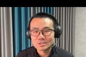 非常專注！助教給楊瀚森分析錄像，小楊目不轉(zhuǎn)睛仔細(xì)聽講