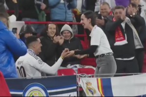 一位皇馬球迷在安菲爾德球場向女友求婚，女友答應(yīng)了 ??