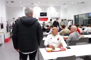 沒架子！穆里尼奧與本菲卡青訓(xùn)小球員一起吃飯