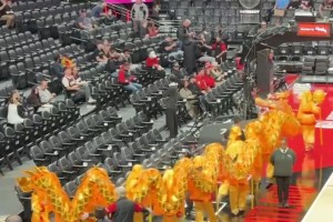 中國(guó)元素??當(dāng)?shù)刂袊?guó)學(xué)校受邀，今日將在開(kāi)拓者主場(chǎng)表演舞龍??