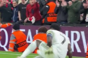 維尼修斯在和布拉德利對(duì)抗中倒地，慘遭利物浦球迷怒罵??