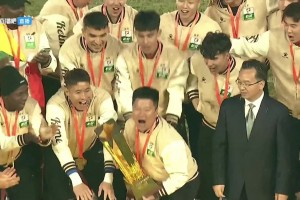 功不可沒??！遼寧鐵人冠軍教頭李金羽舉起中甲冠軍金杯