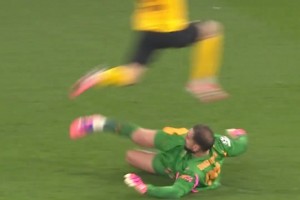 休想進(jìn)球！曼城官方怒贊多納魯馬這次兩連鏟