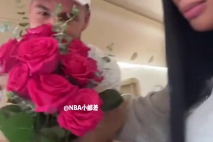 深陷愛情漩渦??克萊去機(jī)場接女友遲到了！送玫瑰花+瘋狂認(rèn)錯(cuò)！