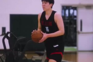 楊瀚森自信一幕！進(jìn)半場(chǎng)神奇三分后為自己豎大拇指 用英文說完美