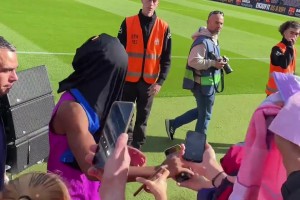 偷襲！亞馬爾被球迷扔的球衣糊臉??