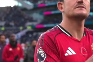 走在正確的道路！賽后曼聯(lián)全隊(duì)謝場(chǎng)時(shí)球迷給與掌聲鼓勵(lì)