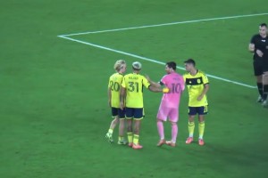 惹怒球王的后果！對手和梅西起爭執(zhí)，后果就是被梅西穿襠兩次