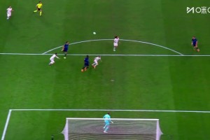 巴雷拉帶球反擊挑傳禁區(qū)！蘇契奇不停球打門稍稍偏出！