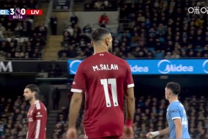 還是越位！解說(shuō)：索博一開始不想給薩拉赫傳球