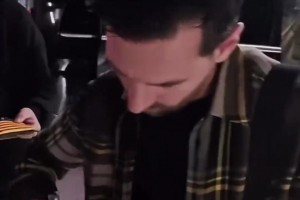 梅西哪怕偷偷到諾坎普都會(huì)被球迷找到，在停車場給巴薩球迷簽名~