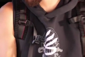 庫里看到巴特勒大媽造型，實在繃不住笑噴了！??