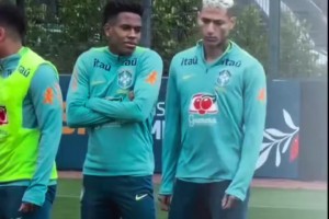 世事無常！前海港外援奧斯卡查出心臟問題，或?qū)⒕痛送艘郏? >
                                        </div>
                                    </div>
                                                                        <div   id=