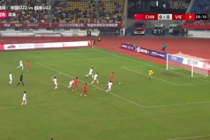 汪士欽邊路狂突送傳中，可惜隊(duì)友沒停好球??