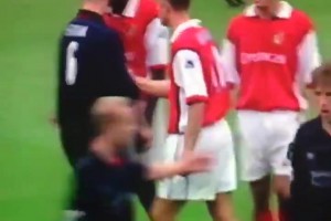 基恩和維埃拉短暫沖突，斯塔姆介入，頂牛+鎖喉回應(yīng)