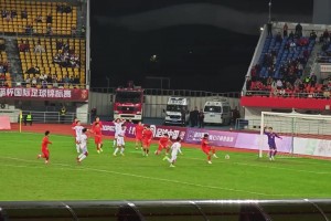 ??球迷現(xiàn)場目睹汪士欽離譜失誤：WC這什么啊？