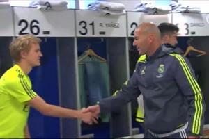 當(dāng)齊祖成為主帥首次進(jìn)入皇馬更衣室，球員們都是滿臉敬畏