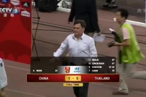 2013年中國男足1-5負于泰國！賀煒解獻上最沉痛的結束詞！