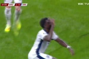 薩卡禁區(qū)內不停球精彩凌空斬破門！英格蘭1-0領先塞爾維亞！