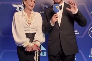 魅力十足的米蘭妮依然是當年的足球戀人，這外星人兒子長得太像了