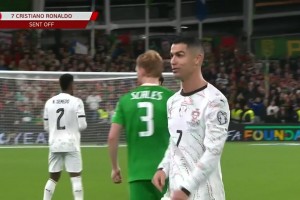 C羅肘擊染紅！C羅報復性肘擊對手！主裁查看VAR后直紅罰下！