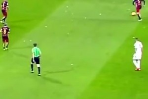 控到進球讓對手無可奈何！名場面：國家德比巴薩傳進球門！