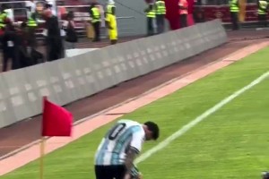 臥槽！主罰角球險(xiǎn)些閃了梅西的老腰??