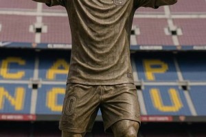 會(huì)是哪個(gè)瞬間？拉波爾塔稱討論在諾坎普為梅西立雕像