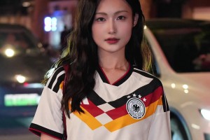 云姨穿上德國(guó)最新戰(zhàn)袍，成為街上的焦點(diǎn)??