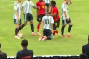 梅西遭對(duì)手粗野犯規(guī)！羅梅羅沖過來(lái)準(zhǔn)備干架保護(hù)梅西??