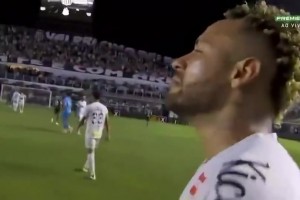 哭了！率桑托斯暫時(shí)逃離降級(jí)區(qū)，賽后踢滿全場(chǎng)的內(nèi)馬爾落淚