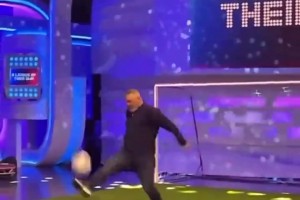 不容易??！魯尼挺著大肚子，在節(jié)目中復(fù)刻自己經(jīng)典倒鉤