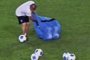 無緣世界杯！危地馬拉的裝備管理員一邊工作一邊淚流滿面??